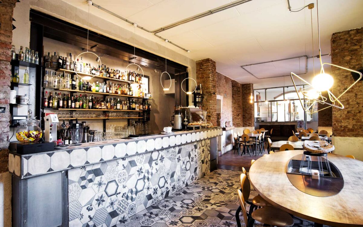 Café Gorille, bistro in the Garibaldi and Isola area, Milan