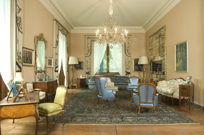Il Salone della Villa con arredi di epoca Luigi XV e Luigi XVI