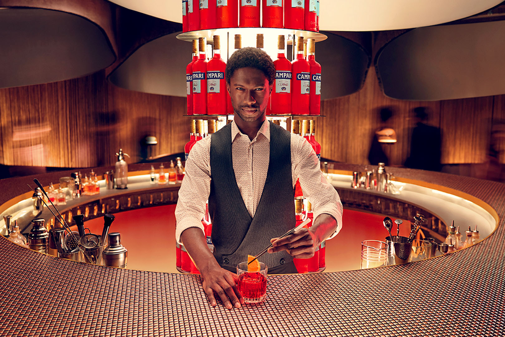 Campari celebra una nuova red passion nei cocktail bar tra cinema ed esperienze immersive