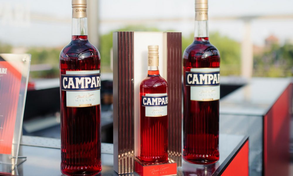 L’iconica bottiglia Campari cambia veste e celebra Milano