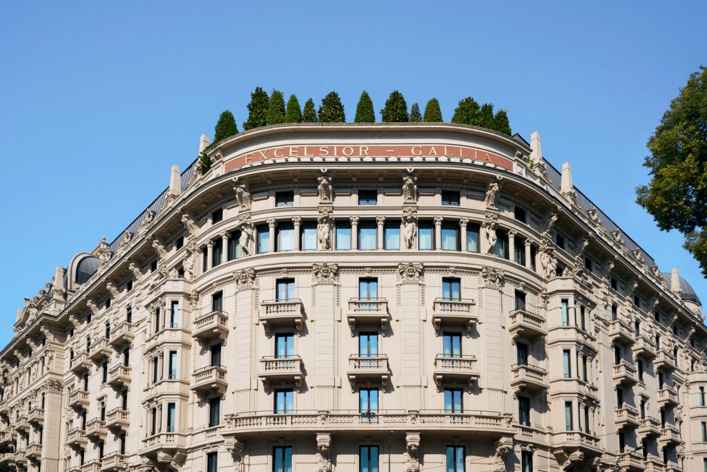 La domenica dell'Excelsior Hotel Gallia tra il brunch finalmente domenica e la late breakfast in terrazza