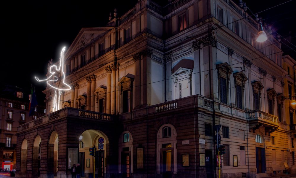 Il Teatro alla Scala di Milano si Illumina con “Big Ballerina”