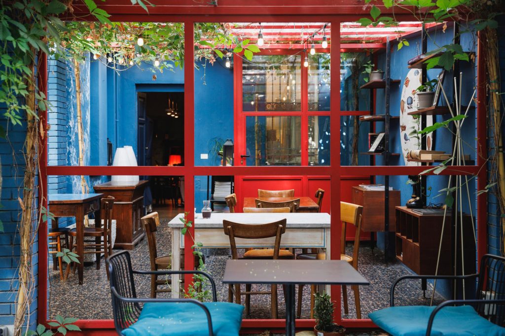 Spots to drink natural wine in Milan: Onest