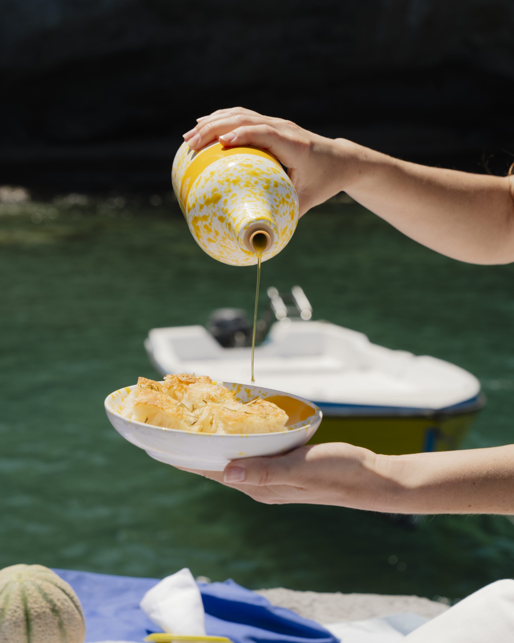 Acqua di Parma e Frantoio Muraglia firmano una bottiglia e un piattino in ceramica dipinti a mano per l'olio: dal 10 luglio, un omaggio a un rito italiano.